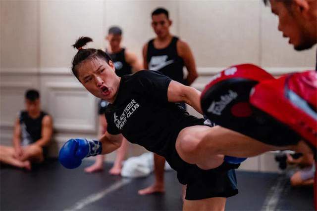 王霜出生于武汉，她曾在2018年效力法甲巴黎女足，2019年夏窗回归武汉车谷江大女足，去年留洋美国，这位28岁的中国女足国脚与路易斯维尔竞技女足的合同到期后，将于2024年1月1日加入热刺。